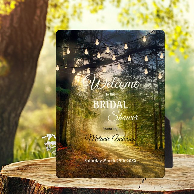 Placa Expositora Señal de bienvenida de brida forestal encantada (Bridal shower welcome sign featuring a path in an enchanted forest with festive string lights.)