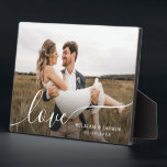 Placa Expositora Sencilla elegancia de amor guión Boda foto Persona<br><div class="desc">Una placa fotográfica simple,  moderna y elegante para recuerdos de pareja boda fácil de personalizar y personalizable</div>