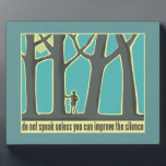 Placa Expositora Silencio forestal<br><div class="desc">SILENCIO FORESTAL. Cita famosa: "No hables a menos que puedas mejorar el silencio". Sorprendente imagen de un humano enano por los árboles gigantes de un bosque de crecimiento antiguo. Diseño único para todos los que les encanta estar en el exterior y escuchar el hermoso sonido del silencio de un gran...</div>