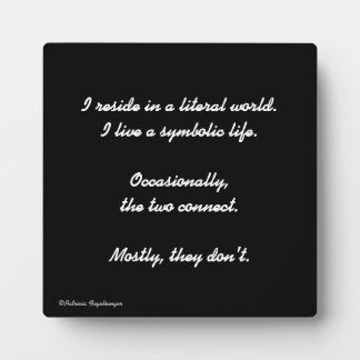 Placa Expositora Simbólico literario simplista moderno