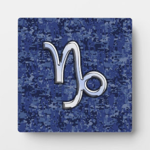 Placa Expositora Símbolo zodiaco de Capricornio sobre camo digital 
