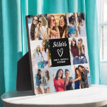 Placa Expositora Sisters Script Gift For Friends Collage de fotos<br><div class="desc">El Regalo de escritura de las hermanas para el Collage de fotos de amigos Plaque es una hermosa manera de celebrar tu preciada amistad. Con un diseño de escritura elegante con las palabras "Hermanas", esta placa te permite subir tus fotos favoritas juntas, creando un keepsake personalizado y sincero. Perfecto para...</div>