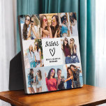 Placa Expositora Sisters Script Gift For Friends Collage de fotos<br><div class="desc">El Regalo de escritura de las hermanas para el Collage de fotos de amigos Plaque es una hermosa manera de celebrar tu preciada amistad. Con un diseño de escritura elegante con las palabras "Hermanas", esta placa te permite subir tus fotos favoritas juntas, creando un keepsake personalizado y sincero. Perfecto para...</div>