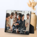Placa Expositora Sobrecarga de guiones Mejor Pareja Personalizada F<br><div class="desc">Pareja moderna 3 Collage de fotos Script Superponer la mejor pareja de fotos personalizada</div>