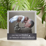 Placa Expositora Solo Los Mejores Papás Se Promocionan A La Foto De<br><div class="desc">placa de la foto del personalizado con la cita "Sólo las mejores chicas son ascendidas al abuelo" para hacer que el nuevo abuelo se sienta especial . Un regalo único para el día del padre,  el día de los abuelos y el cumpleaños del abuelo.</div>