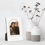 Placa Expositora Soul Sisters Elegant Arch Frame Photo Keepsake<br><div class="desc">Un regalo fotográfico especial, memorable y hermoso para los mejores amigos. El diseño presenta un diseño fotográfico único en un diseño de arco moderno con un marco de círculo concéntrico de oro falso rosa para mostrar su propia foto especial hermana. "Soul Sisters" está diseñado en una tipografía de oro rosa...</div>