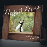 Placa Expositora Sr. Rústico Foto de Boda con guión elegante<br><div class="desc">Este diseño presenta un falso "marco" rústico de madera y un texto de escritura elegante. Haga clic en el botón personalizar para obtener más flexibilidad en la modificación del texto. En nuestra tienda, zazzle.com/store/doodlelulu, se encuentran disponibles variantes de este diseño, diferentes tipos de papel y productos de coordinación. Contáctenos si...</div>