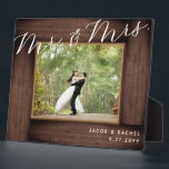 Placa Expositora Sr. Rústico Foto de Boda con guión elegante<br><div class="desc">Este diseño presenta un falso "marco" rústico de madera y un texto de escritura elegante. Haga clic en el botón personalizar para obtener más flexibilidad en la modificación del texto. En nuestra tienda, zazzle.com/store/doodlelulu, se encuentran disponibles variantes de este diseño, diferentes tipos de papel y productos de coordinación. Contáctenos si...</div>
