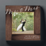 Placa Expositora Sr. Rústico y la Sra. Boda Elegant Script Photo<br><div class="desc">Este diseño presenta un falso marco rústico de madera. Haga clic en el botón personalizar para obtener más flexibilidad en la modificación del texto. En nuestra tienda, zazzle.com/store/doodlelulu, se encuentran disponibles variantes de este diseño, diferentes tipos de papel y productos de coordinación. Contáctenos si necesita este diseño aplicado a un...</div>