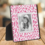 Placa Expositora Su frontera de leopardo rosado de fotos<br><div class="desc">Hecho para parecer dimensional, un patrón de leopardo rosa y blanco caliente crea un marco hermoso para tu foto favorita en esta placa de mesa con un caballete integrado. La imagen se coloca directamente en el panel de soporte para una imagen asombrosamente nítida con una superficie limpia y fácil de...</div>