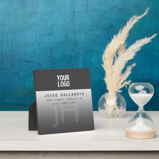 Placa Expositora Su logotipo, nombre comercial y monograma (in situ)