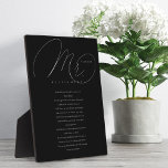 Placa Expositora Su Vocación Elegante Sr. Newlyweds Boda Vos Negro<br><div class="desc">Recién casados El Sr. su día de bodas promete mantener una placa negra para recordar siempre su día especial y su amor y promesa entre ellos. El diseño presenta "Mr." en un guión elegante de caligrafía y personalizado con apellido, fecha boda, y su boda vota en un lienzo negro rico...</div>