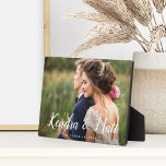 Placa Expositora Superposición de moda | Foto Boda personalizada<br><div class="desc">Elegante placa fotográfica de bodas con tu foto boda horizontal o paisajista favorita. Sus nombres aparecen en caligrafía manuscrita de moda como texto superpuesto con la fecha de su boda debajo.</div>