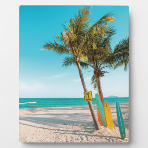 Placa Expositora Surf board en la playa tirando almohada