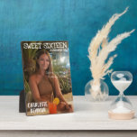 Placa Expositora Sweet Sixteen Daughter Birthday Photo Magazine<br><div class="desc">Esta tierna fotográfica 5x7 de dieciséis ejemplares muestra una foto de tu chica de cumpleaños con texto blanco. Feliz dulce cumpleaños 16 a tu hija,  nieta o sobrina. Para cambiar el nombre pulse sobre el botón de personalización.</div>