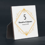 Placa Expositora Tabla Número superior Boda Oro Blanco Personalizad<br><div class="desc">Tabla Top Number Boda Gold White Personalize Plaque es genial para agregar ese toque especial a su boda u otros eventos. Personalízalo con tu información.</div>