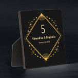 Placa Expositora Tabla Número superior Boda Oro Personalizado Negro<br><div class="desc">Tabla Top Number Boda Gold Black Personalize Plaque es genial para agregar ese toque especial a su boda u otros eventos. Personalízalo con tu información.</div>