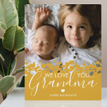 Placa Expositora Te Ama Abuela Keepsake Photo<br><div class="desc">Placa fotográfica personalizada de la abuela que incluye una preciosa foto familiar,  un diseño de la frontera del corazón amarillo mostaza,  el dicho "te queremos abuela" y los nombres de los niños.</div>