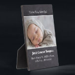 Placa Expositora Te amo abuelo presentando a un bebé con foto de na<br><div class="desc">Una manera única de presentar y anunciar el nacimiento del bebé a los miembros especiales de tu familia, empezando por el abuelo. Abuelos, tías, tíos, padrinos, disfrutarían de recibir este caballete de foto con detalles personalizados del nombre del bebé, fecha de nacimiento, hora, peso y longitud (edite con la información...</div>