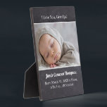 Placa Expositora Te amo abuelo presentando a un bebé con foto de na<br><div class="desc">Una manera única de presentar y anunciar el nacimiento del bebé a los miembros especiales de tu familia, empezando por el abuelo. Abuelos, tías, tíos, padrinos, disfrutarían de recibir este caballete de foto con detalles personalizados del nombre del bebé, fecha de nacimiento, hora, peso y longitud (edite con la información...</div>