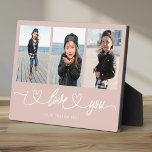 Placa Expositora Te Amo Collage de fotos de escritura de corazón mo<br><div class="desc">¡Te Amo! Magnífico regalo de fotos de personalizados para abuelos, El día de San Valentín, Día de la Madre o del Padre, o Vacaciones: Esta placa fotográfica moderna es fácil de personalizar con tus 3 fotos favoritas. El texto siguiente puede ser personalizado para leer el nombre del niño o de...</div>