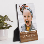 Placa Expositora Te Amo Foto De Efecto Rústico De Madera<br><div class="desc">Sobrescribe a tus abuelos con una placa fotográfica,  con una sola foto,  el texto ‘abuela y abuelo (estos pueden cambiarse por cualquier nombre). Te amo,  y de quién es' en un fondo de efecto de madera. Sería un gran regalo para la familia o amigos en todas las ocasiones.</div>