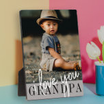 Placa Expositora Te amo Personalizado abuelo.<br><div class="desc">Placa fotográfica moderna con foto única de un niño y "te amo abuelo" con letras modernas en un fondo gris. Hermoso regalo para los abuelos.</div>