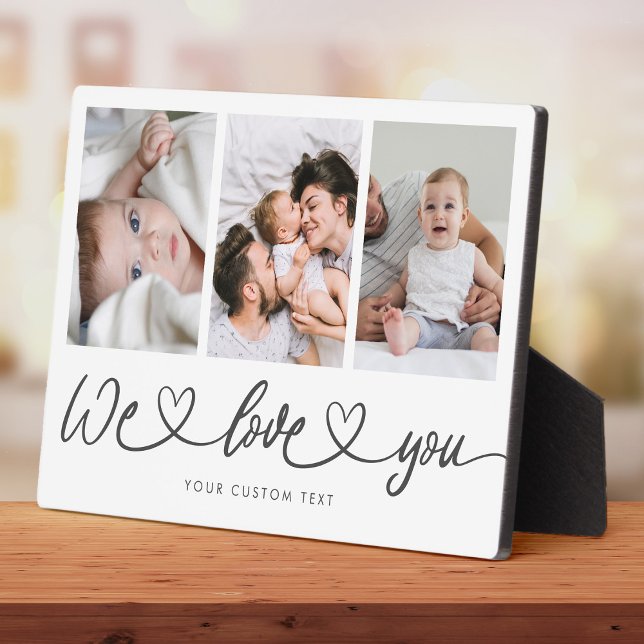 Placa Expositora Te Encantamos El Collage de fotos De Escritura De  (A family-themed photo plaque on a wooden surface featuring 3 custom photos and a "We Love you" text )
