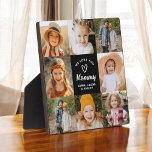 Placa Expositora Te queremos, mamá, Collage de fotos moderno<br><div class="desc">La placa de Collage de fotos moderno "Te amamos, mamá" es un profundo regocijo que celebra el vínculo especial entre una madre y su familia. Con un diseño de personalizable, esta placa te permite subir tus fotos familiares favoritas y organizarlas en un hermoso collage. El diseño moderno y elegante se...</div>