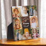 Placa Expositora Te queremos, mami Collage de fotos de madera<br><div class="desc">La placa de Collage de fotos moderno "Te amamos, mamá" es un profundo regocijo que celebra el vínculo especial entre una madre y su familia. Con un diseño de personalizable, esta placa te permite subir tus fotos familiares favoritas y organizarlas en un hermoso collage. El diseño moderno y elegante se...</div>