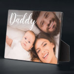Placa Expositora Te queremos papá, papá, Personalizado, regalo para<br><div class="desc">Muestra tu amor y aprecio por papá con el regalo de fotos del Personalizado "Te amamos papá" para Dad Tabletop Easel Plaque. Esta placa sincera y personalizada es una hermosa manera de expresar tu gratitud y afecto, haciéndolo el regalo perfecto para el Día del Padre, su cumpleaños, o cualquier día...</div>
