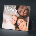 Placa Expositora Te queremos papá, papá, Personalizado, regalo para<br><div class="desc">Muestra tu amor y aprecio por papá con el regalo de fotos del Personalizado "Te amamos papá" para Dad Tabletop Easel Plaque. Esta placa sincera y personalizada es una hermosa manera de expresar tu gratitud y afecto, haciéndolo el regalo perfecto para el Día del Padre, su cumpleaños, o cualquier día...</div>