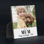 Placa Expositora Te Quiero Mamá Foto Familia Recuerdo Moderno<br><div class="desc">Usa una foto familiar favorita para crear fácilmente una placa conmemorativa. Tres líneas de texto te permiten expresar el vínculo especial mostrado en la foto. Esta plantilla profesional creará un regalo sentimental para cualquier madre. Tamaño perfecto para colocar en la repisa de la sala de estar o en el escritorio...</div>