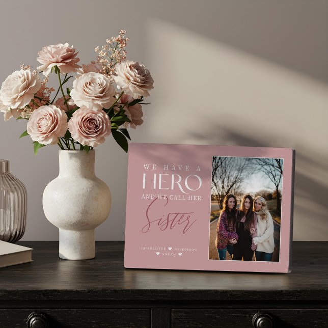 Placa Expositora Tenemos un héroe al que llamamos foto recuerdo de  (We Have a Hero We Call Her Sister Photo Keepsake Plaque)
