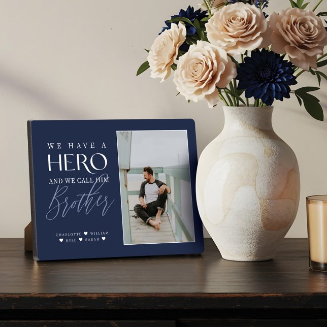 Placa Expositora Tenemos un héroe al que llamamos hermano recuerdo  (We Have a Hero We Call Him Brother Photo Keepsake Plaque)