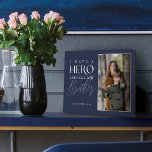 Placa Expositora Tengo un héroe al que llamo hermano Photo Keepsake<br><div class="desc">Un regalo especial,  memorable,  de placa fotográfica única para tu hermano. El diseño incluye una sola foto para mostrar su propia foto especial de un hermano. "Tengo un héroe y lo llamo hermano" se muestra en tipografía elegante. Nota: los colores se pueden cambiar según tus preferencias.</div>