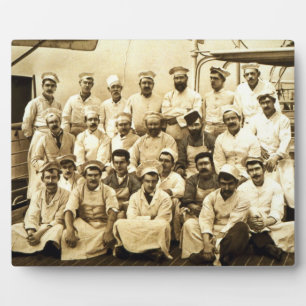 Placa Expositora The ship's cooks aboard the R.M.S. Teutonic (b/w p