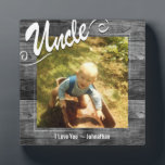 Placa Expositora Tío, te amo. Foto<br><div class="desc">Una placa fotográfica personalizada. No se puede cambiar el texto del tío. Fondo de textura rústico de madera. Lecturas que te amo - tu nombre. Puede cambiarse para leer cualquier mensaje que desee.</div>