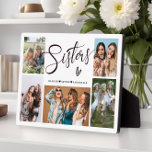 Placa Expositora Tipografía de Collage de fotos de hermanas<br><div class="desc">La moderna placa de fotomontaje de moda presenta 5 fotos,  la escritura tipográfica "hermanas" con fondo blanco y nombres. Perfecto como un regalo o un placer.</div>