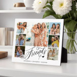 Placa Expositora Tipografía del Collage de fotos de amigos Keepsake<br><div class="desc">La moderna placa de tipografía de collage de fotos tiene 7 fotos y un elegante guión de 'amigos' y nombres. Un regalo perfecto para tu bff.</div>