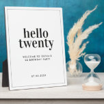 Placa Expositora Tipografía moderna mínima blanca negra de 20 años<br><div class="desc">Moderna tipografía minimalista en blanco y negro de 20 años de decoración de fiesta.</div>