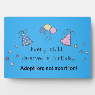 Placa Expositora Todos los niños merecen un cumpleaños. Adopción,