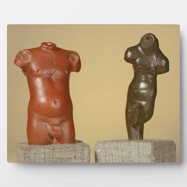 Placa Expositora Torso macho de arenisca roja y bailarina de arenis (Frente)