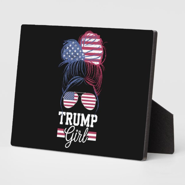 Placa Expositora Trump Chica Messy Bun EE.UU. 47 Presidente (Lado)