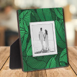 Placa Expositora Tu foto de hojas tropicales<br><div class="desc">Hecho para parecer dimensional, un patrón de planta de hojas tropicales crea un marco hermoso para tu foto favorita en esta placa de mesa con un caballete integrado. La imagen se coloca directamente en el panel de soporte para una imagen asombrosamente nítida con una superficie limpia y fácil de limpiar....</div>