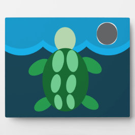 Placa Expositora turtle swimming at midnight.