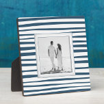 Placa Expositora Tus rayas azules fotográficas<br><div class="desc">Hecho para parecer dimensional, un patrón de rayas azules y blancas de acero crea un marco hermoso para tu foto favorita en esta placa de mesa con un caballete incorporado. La imagen se coloca directamente en el panel de soporte para una imagen asombrosamente nítida con una superficie limpia y fácil...</div>