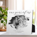 Placa Expositora Un año de nosotros Primer aniversario de bodas<br><div class="desc">Crea tu propio regalo personalizado de primer aniversario de bodas con foto. Sencillo de personalizar añadiendo una de tus fotos favoritas en forma de pinceladas y tu propio texto.</div>