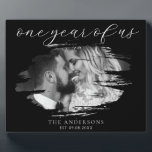 Placa Expositora Un año del primer aniversario de los Bodas de Esta<br><div class="desc">Crea tu propio regalo para el primer aniversario de tu personalizado. Fácil de personalizar añadiendo una de sus imágenes favoritas en forma de pincel y su propio texto.</div>