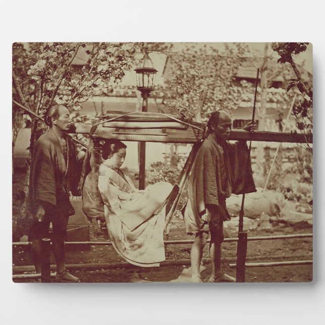 Placa Expositora Una geisha llevando una camada (foto de sepia) (Frente)